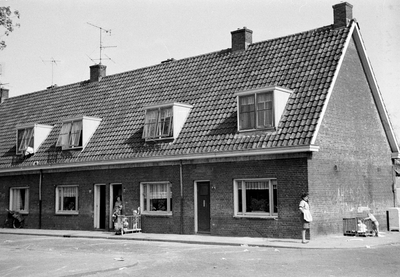 58683 Gezicht op de voorgevels van enkele huizen aan het Houtplein te Utrecht.